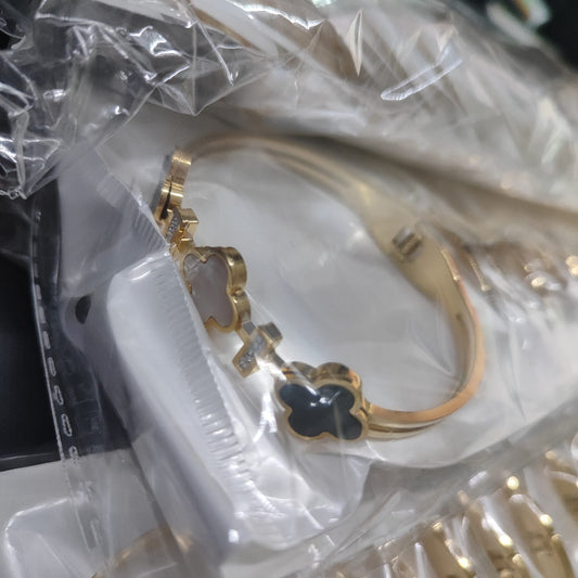 Wholesale Joblot Jewellery – Women’s Gold Clover Bangles